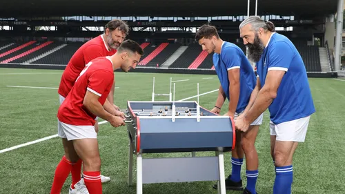 En Saône-et-Loire, René Pierre fabrique des baby-rugby !