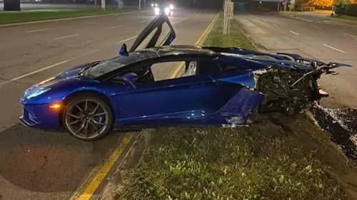 Une Lamborghini abandonnée sur le bord d’une route (Photo)