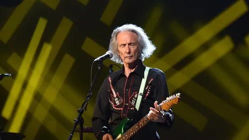 Le guitariste de Patti Smith, Lenny Kaye, reprend un classique de...