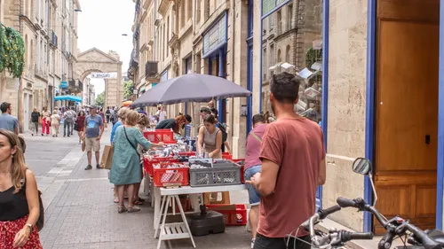 A la braderie d’hiver de Bordeaux, fouiller pour trouver la bonne...