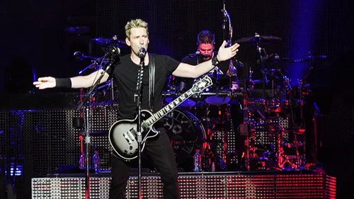 Chad Kroeger de Nickelback chante pour une fan pour qu'elle cesse...