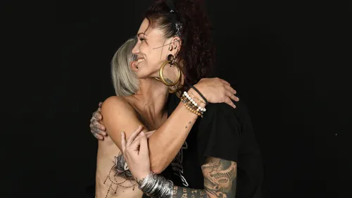 Soeurs d'encre : le tatouage artistique pour aider à se...