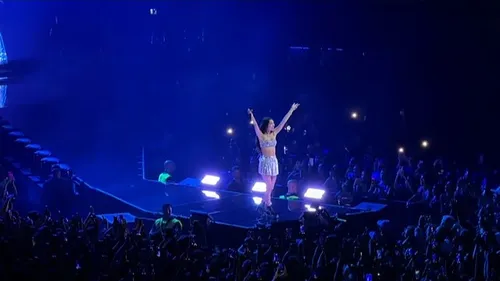 "Je vais bien !" : Olivia Rodrigo tombe de scène pendant un concert 