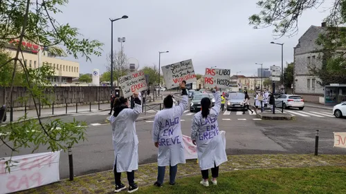 CHU de Bordeaux : les salariés du service biologie en grève illimitée