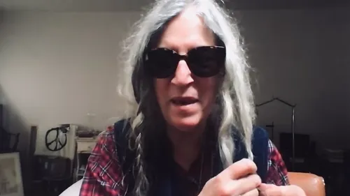 Les fans de Patti Smith incités à envoyer leurs mèches de cheveux