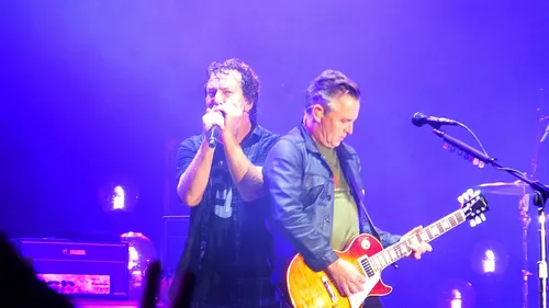 Chutes en cascades aux concerts de Pearl Jam et Mötley Crüe 