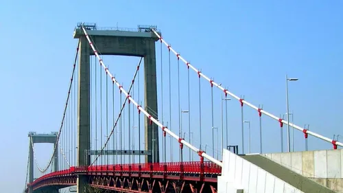 Bordeaux : une femme de 52 ans chute du pont d'Aquitaine 