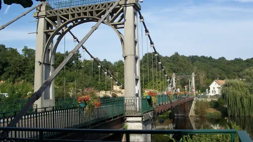 Bonneuil-Matours : le pont suspendu ne rouvrira pas avant l’automne...