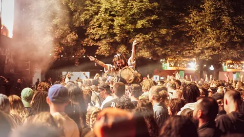 Rock en Seine 2026 : Wet Leg et 11 autres groupes rejoignent la...