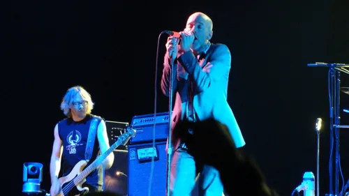 R.E.M poste une nouvelle vidéo de "I Believe"pour inciter les...