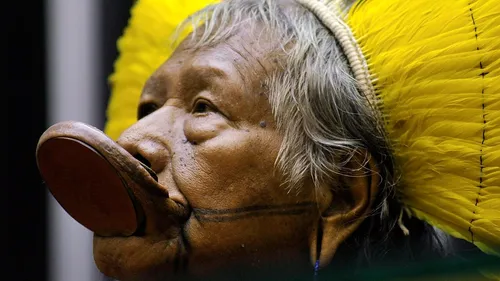 Brésil : le chef Raoni reçoit la Légion d’Honneur