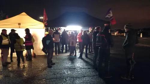 Réforme des retraites : les opposants durcissent le ton en bloquant...