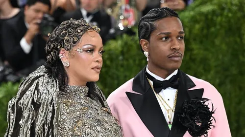 Rihanna clôt le Met Gala avec une robe sculpturale spectaculaire