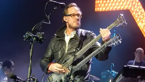 La femme du bassiste de Weezer plaide non coupable