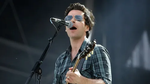 Kelly Jones se bloque la mâchoire, Stereophonics annule une partie...