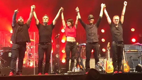 Superbus annonce sa tournée des festivals : le groupe enchaîne les...