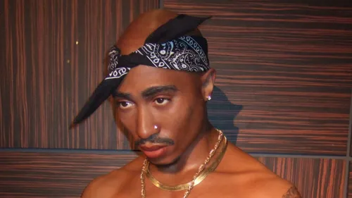 Tupac : des sons et des textes inédits vendus aux enchères (une...