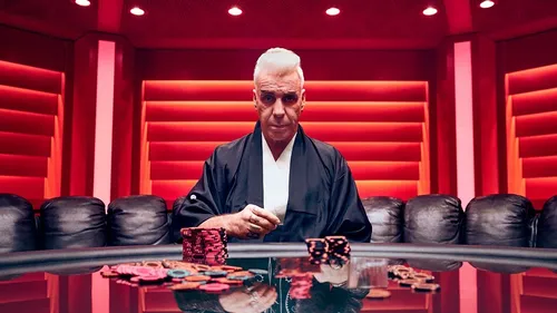 Till Lindemann de Rammstein dans une pub délirante pour le poker...
