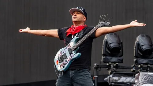 Tom Morello plaqué par un vigile en plein concert de Rage Against...