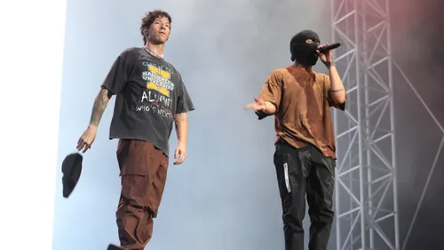 Twenty One Pilots va reprendre les White Stripes pour leur entrée...