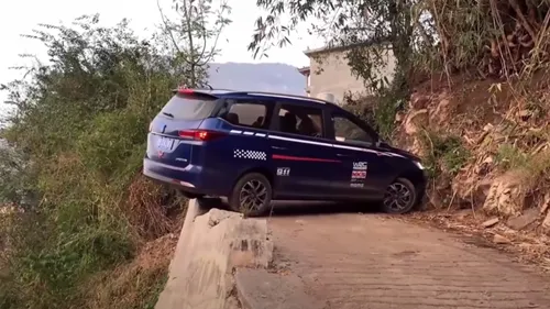 Un automobiliste fait un dangereux demi-tour au bord d’un ravin...