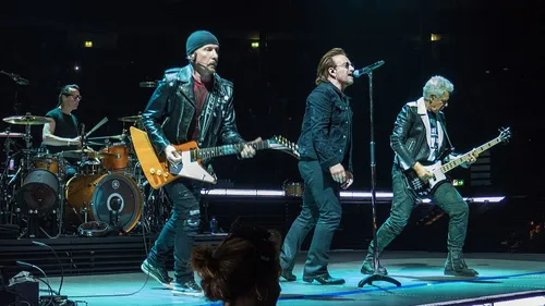 U2 dévoile "Atomic city" un titre inédit, en plein rue