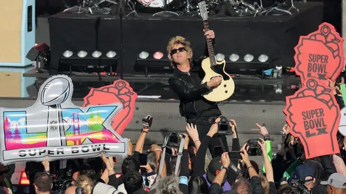 Green Day enflamme le Super Bowl avec une prestation explosive