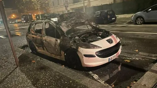 Mantes-la-Jolie : deux véhicules de police incendiés, une enquête...