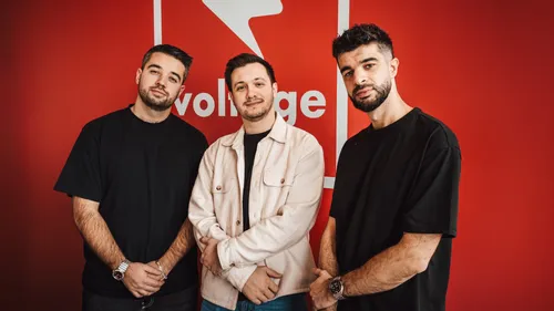 Calumny dans Le Warm Up : le duo qui cartonne sur la banquette arrière