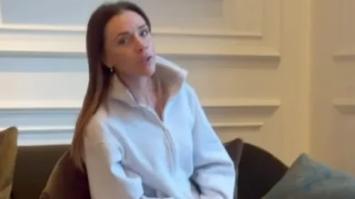 La toile s’enflamme après que Victoria Beckham a revisité “Viva...