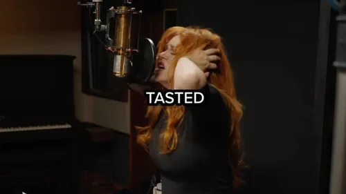 Hilarant : une chaine de fast-food fait revivre la vague « emo »...