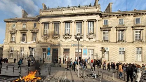 Bordeaux : rassemblement place de la Victoire après l'évacuation de...