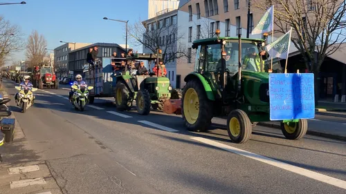 Agriculteurs : les syndicats appellent à suspendre les blocages 