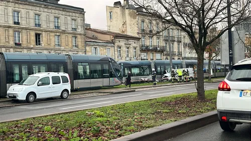 Bordeaux : accident entre un tramway et une voiture sur les quais