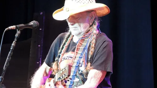 Willie Nelson fêtera ses 90 ans avec un nombre impressionnant de...