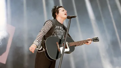 Yungblud mobilise ses fans pour les enfants victimes de guerre