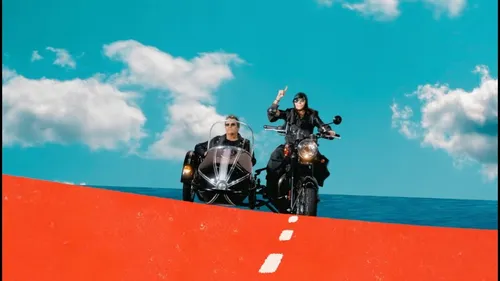 Axel Bauer et Brigitte Fontaine disent "Merde à la Mer" dans leur...