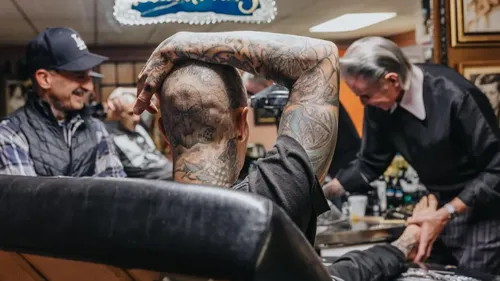 Travis Barker (Blink-182) s’offre un tatouage en hommage à Taylor...