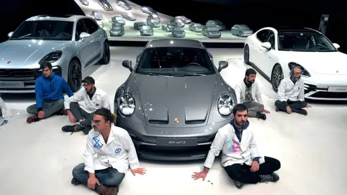 Des activistes se collent à la glue au sol, le responsable des...