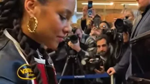Quand Alicia Keys surprend ses fans avec un concert improvisé dans...