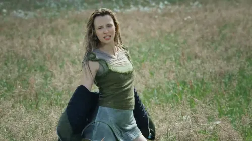 Angèle dévoile le clip de son nouveau single "Dis-Le" aujourd’hui à...