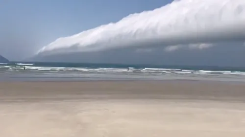 Brésil : un phénomène météorologique rare surprend des plagistes...