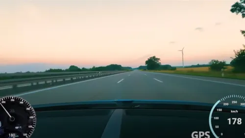 Une voiture roule à 417 km/h sur l’autoroute (Vidéo)