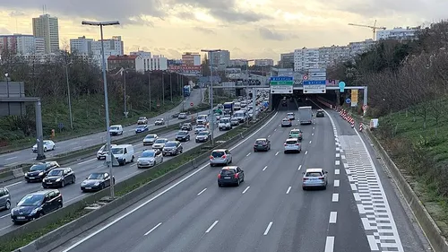 Bloquée dans les bouchons, elle accouche sur l’autoroute grâce à un...