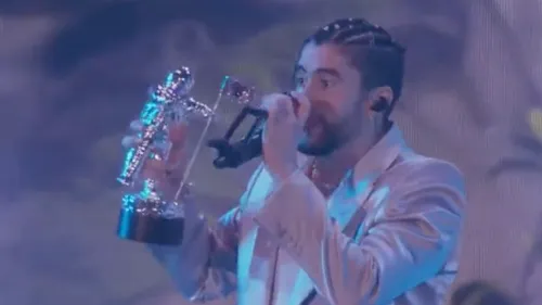 Bad Bunny, premier chanteur non-anglophone à remporter le VMA de...