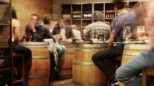 Espagne : après avoir blessé sa mère à coup de hache, il va boire...