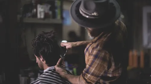 Brésil : il offre une coupe de cheveux à un SDF et l’aide à...