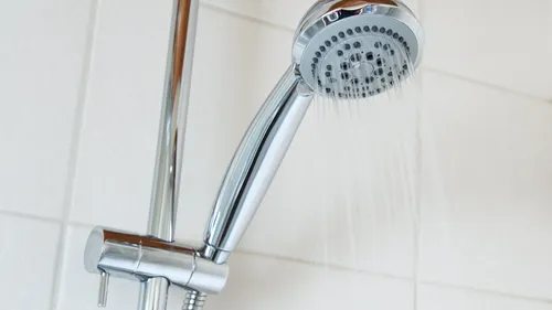 Voici pourquoi prendre une douche froide en période de canicule est...
