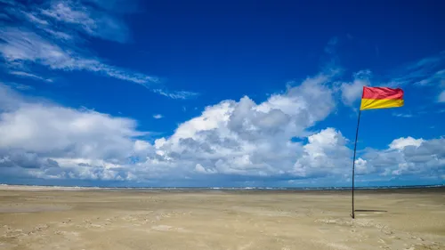 Littoral : les drapeaux de baignade surveillée changent de couleur