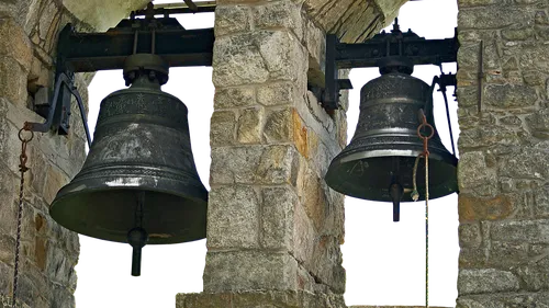 Pour ou contre l’arrêt des cloches la nuit, un village du...